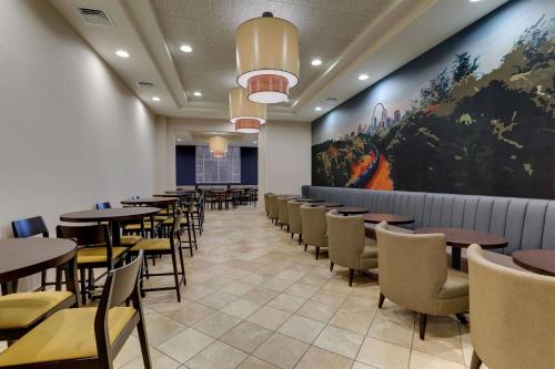 Un restaurante o sitio para comer en Drury Inn & Suites St. Louis Arnold