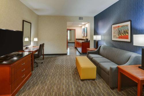 Una televisión o centro de entretenimiento en Drury Inn & Suites St. Louis Arnold