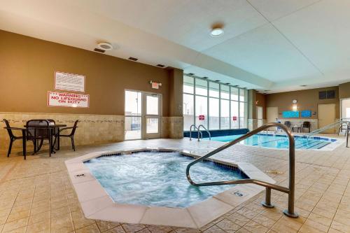 Piscina en o cerca de Drury Inn & Suites St. Louis Arnold
