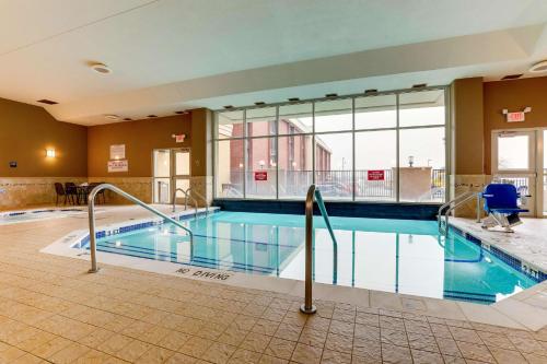 Piscina en o cerca de Drury Inn & Suites St. Louis Arnold