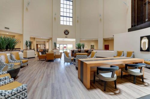 Posezení v ubytování Drury Inn & Suites Phoenix Airport