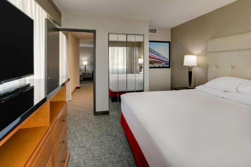 Drury Inn & Suites Phoenix Airport Image