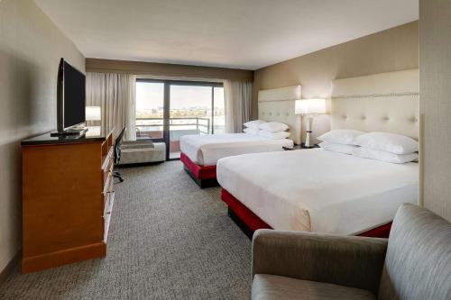 Postel nebo postele na pokoji v ubytování Drury Inn & Suites Phoenix Airport
