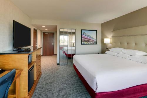 Drury Inn & Suites Phoenix Airport Image