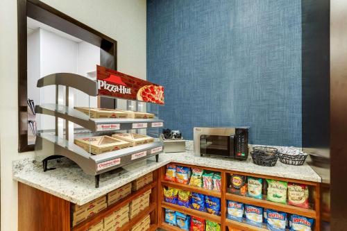 Cuisine ou kitchenette dans l'établissement Drury Plaza Hotel Orlando - Disney Springs Area