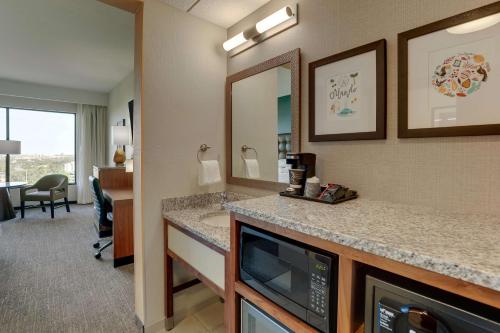 Cuisine ou kitchenette dans l'établissement Drury Plaza Hotel Orlando - Disney Springs Area