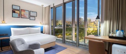 Postel nebo postele na pokoji v ubytování Hilton Garden Inn Tbilisi Riverview