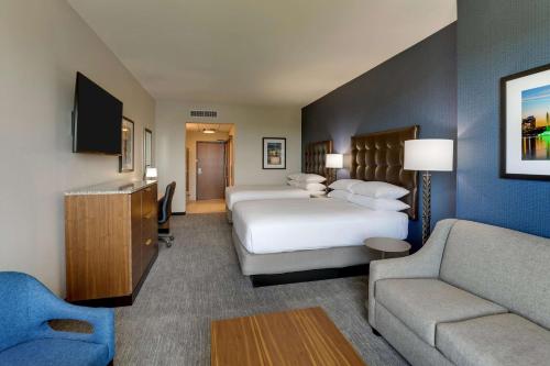 Un ou plusieurs lits dans un hébergement de l'établissement Drury Plaza Hotel Orlando - Disney Springs Area