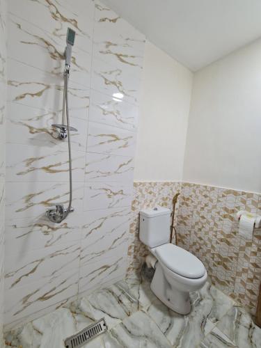 a bathroom with a toilet and a shower at Hôtel et Restaurant ARIJ in Midelt