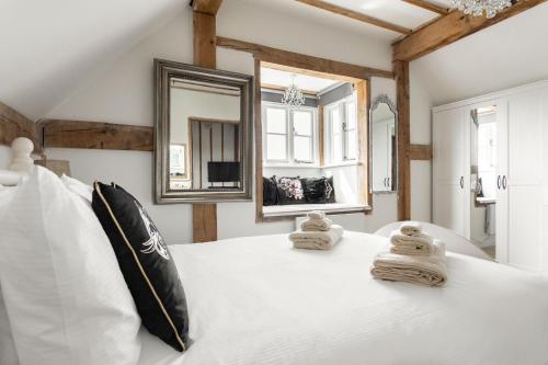 sypialnia z białym łóżkiem i lustrem w obiekcie Maldon Executive Apartments w mieście Maldon
