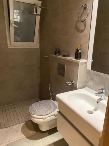 Kylpyhuone majoituspaikassa luxe et confort appartement Sahloul 4