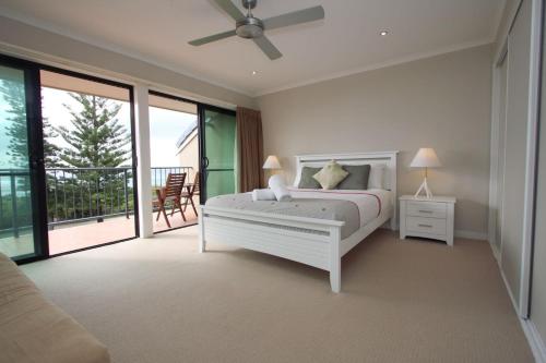 una camera bianca con letto e balcone di Karingal 4 a Lennox Head