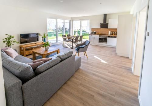 a living room with a couch and a table at Hangar 19 Großzügiges Apartment mit Terrasse und Garten H4W2 in Schwerin