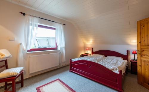 Postel nebo postele na pokoji v ubytování Uwe's Huus