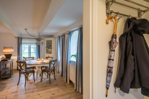 a dining room with a table and chairs at Bodderkuul in Böel