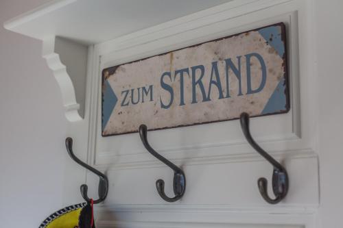 a sign that says sun stand hanging on a wall at Lieblingsplatz in Maasholm