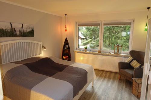 a bedroom with a bed and a window and a couch at Meer-Zeit - EG- Treibgut in Kappeln