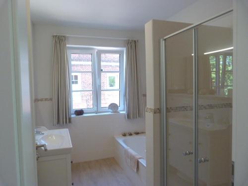 Un baño con ducha, lavabo y bañera. en Lasse -EG -Rollstuhlgerecht, en Kappeln
