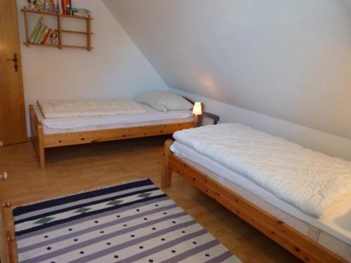 a room with two beds and a shelf at Schmiedekoppel in Kronsgaard