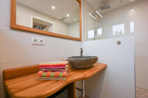 a bathroom with a sink and a counter with towels at Das kleine Stadthaus in Kappeln
