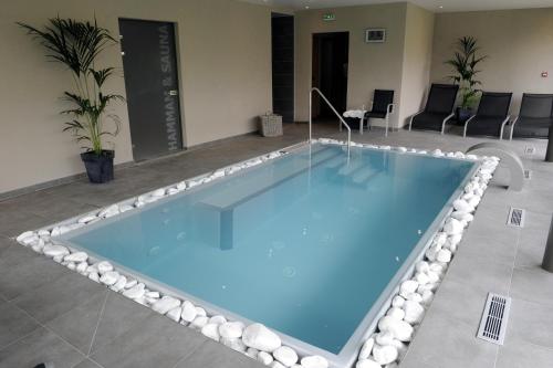 Bazén v ubytování Logis Hotel Restaurant A L'Etoile nebo v jeho okolí