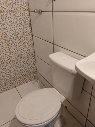 ein Badezimmer mit einem weißen WC und einem Waschbecken in der Unterkunft HC V Nova in Belo Horizonte