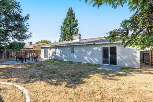 an empty yard in front of a white house at 3BR Cozy Home~ Stylish & New ~ UC Merced ~ en route Yosemite! in Merced