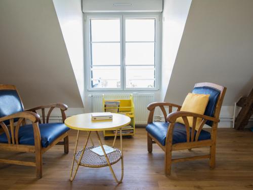 Photo de la galerie de l'établissement Maison de vacances indépendante avec jardin, BBQ, ping-pong et petite piscine, adaptée pour enfants - FR-1-410-134, à Ruillé-sur-Loir