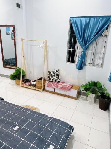 a living room with a swing and a window at K-HOUSE Homesaty Phan Thiết in Ấp Bình Hưng