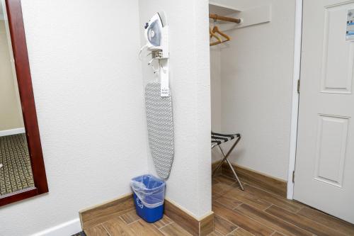 a doorstop on a wall with a trash can at Sea Breeze Inn - San Simeon in San Simeon