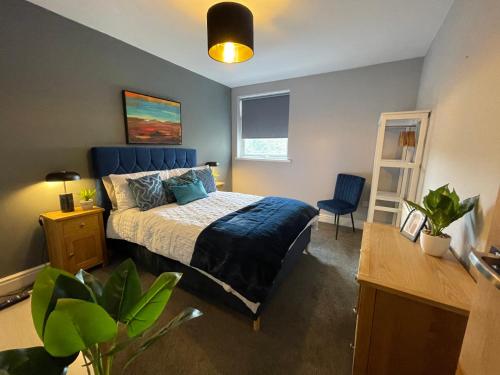 a bedroom with a bed and a desk and a chair at 5- Large 1 bed Apartment- West Midlands in Lower Gornal