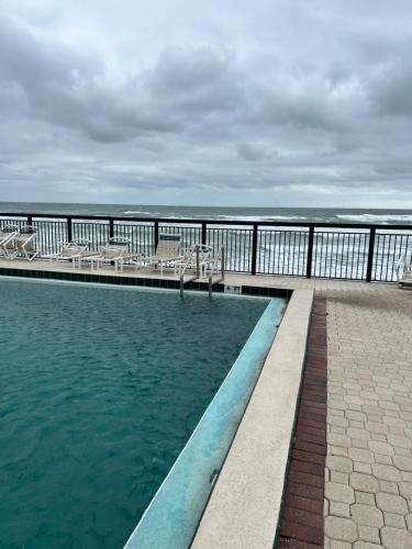 Πισίνα στο ή κοντά στο Coastal Condo on the beach at Ocean Trillium #501