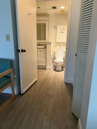 bagno con servizi igienici e lavandino di Coastal Condo on the beach at Ocean Trillium #501 a New Smyrna Beach