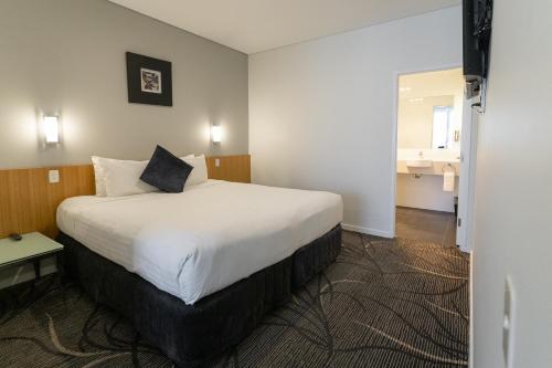 a bedroom with a large bed in a room at Adelaide Rockford in Adelaide