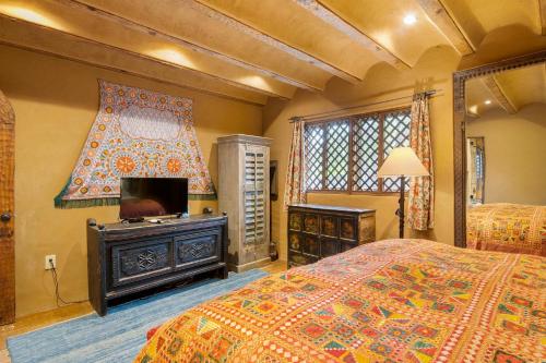 - une chambre avec 2 lits et une télévision à écran plat dans l'établissement 1130A Camino Delora - Artesano, à Santa Fe