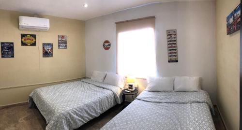 Una cama o camas en una habitación de Suites Apodaca