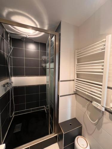 a bathroom with a shower and a toilet at Reflets la Défense-Paris - Wifi - Tout équipé - Self Checkin in Bois-Colombes