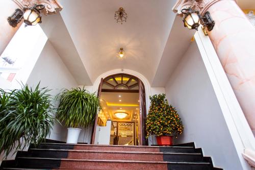 uma escada que leva a um edifício com vasos de plantas em Minh Cường Hotel em Mộc Châu