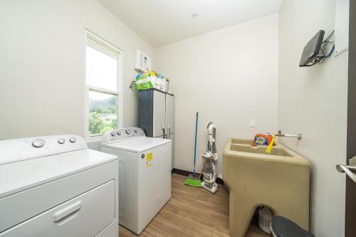 una pequeña cocina con lavadora y secadora. en Casa Natura- 3 Bedroom Ocean View Home at Mar Vista, en Brasilito