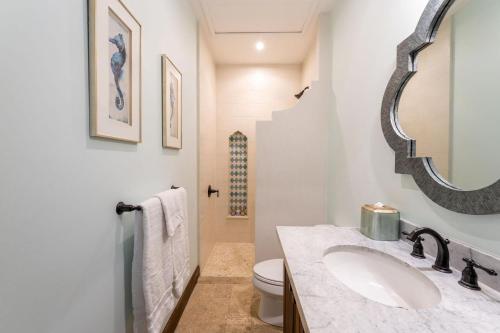 House of Dreams-5 Bedroom Home at Las Catalinas في Playa Danta: حمام مع حوض ومرحاض ومرآة