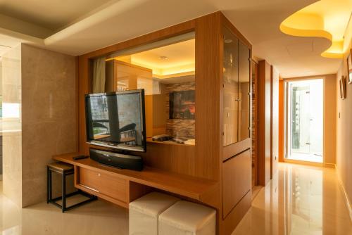 Μια τηλεόραση ή/και κέντρο ψυχαγωγίας στο Comfy & Central 2B1b, Sleeps 5, 3min to Daan MRT 舒適市中心 2房1衛 睡5人 3分到大安站
