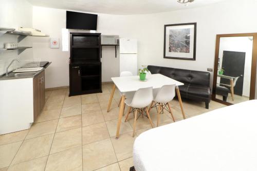 Una cocina o cocineta en Suites Apodaca