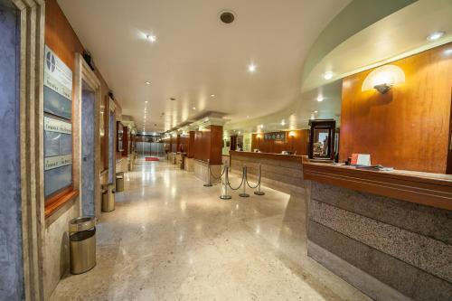 a hallway of a building with a long hall with a bar at Hotel Dan Inn Planalto São Paulo in Sao Paulo