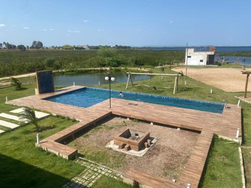 - une vue sur la piscine dans un parc dans l'établissement Ilha Malvinas, à Paulo Afonso