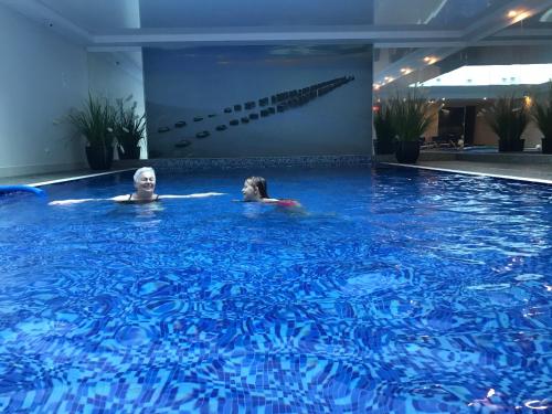 Bazén v ubytovaní Gdańsk Szafarnia Waterlane SPA by Jacek Budek alebo v jeho blízkosti