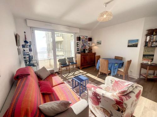 ein Wohnzimmer mit einem Sofa und einem Tisch in der Unterkunft Appartement Granville, 3 pièces, 4 personnes - FR-1-361-66 in Granville