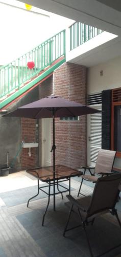 Homestay Titiknol Yogyaにあるシーティングエリア