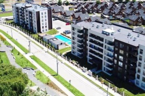 una vista aérea de un edificio con piscina en Cómodo departamento 1D+1B, en Los Ángeles