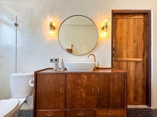 烏魯瓦圖的住宿－Nowhere Villa Uluwatu，一间带水槽和镜子的浴室