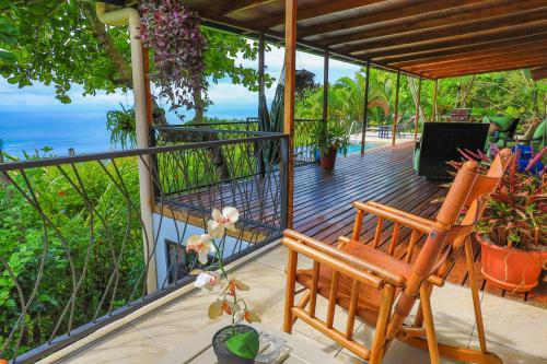 マヌエル・アントニオにあるAlta Vista Villas Vacation Rentalsの海の景色を望むポーチ(椅子2脚付)